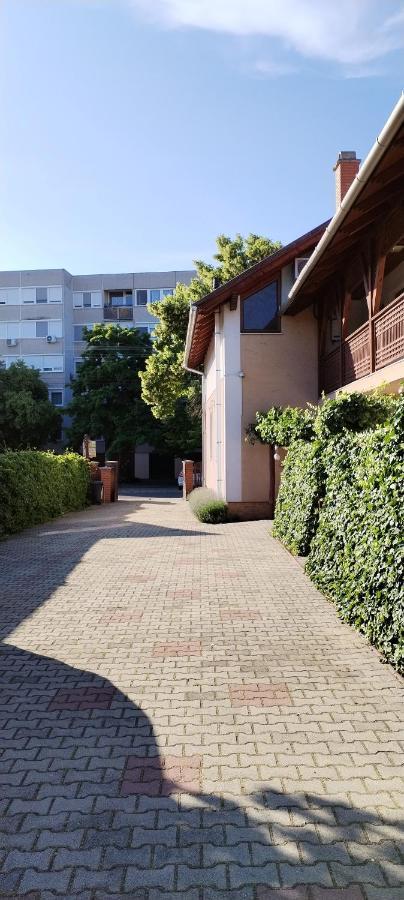 Rozsakert Apartmanhaz ไฮจ์ดุสโซบอสโล ภายนอก รูปภาพ